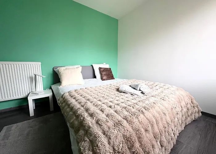 House, Garden & Garage, Downtown, Near Zenith & A75 *