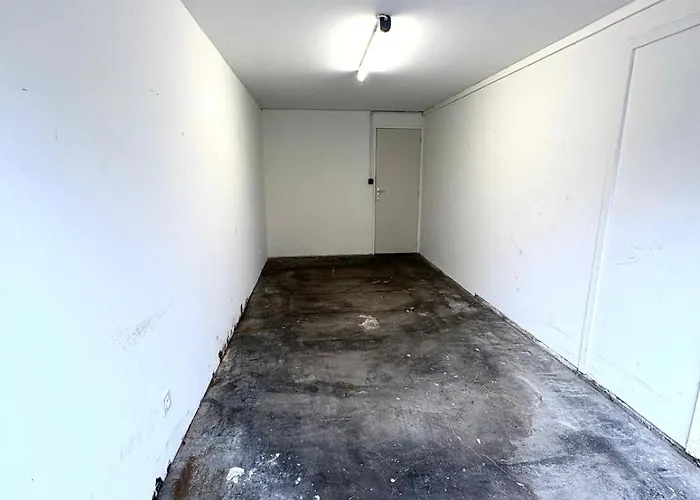 House, Garden & Garage, Downtown, Near Zenith & A75 Holiday home