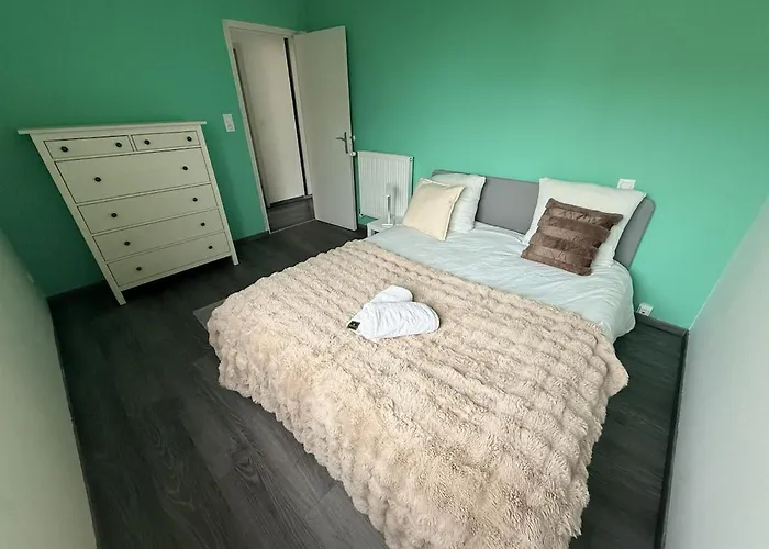 Holiday home House, Garden & Garage, Downtown, Near Zenith & A75